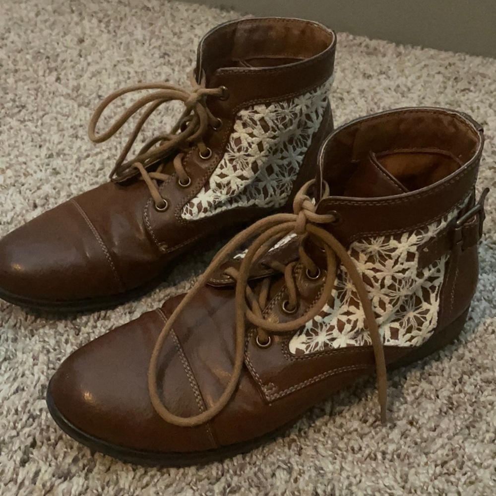 Brown boots with Lace